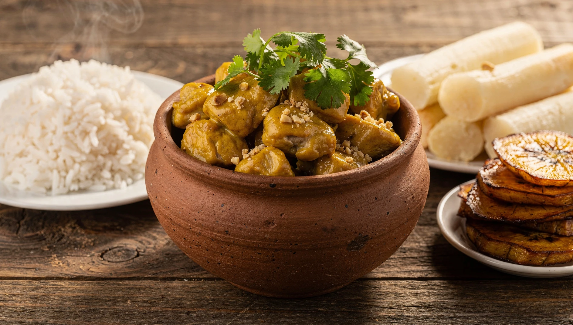Gallina a la olla en salsa de castaña amazónica servida con arroz, yuca sancochada y plátanos fritos