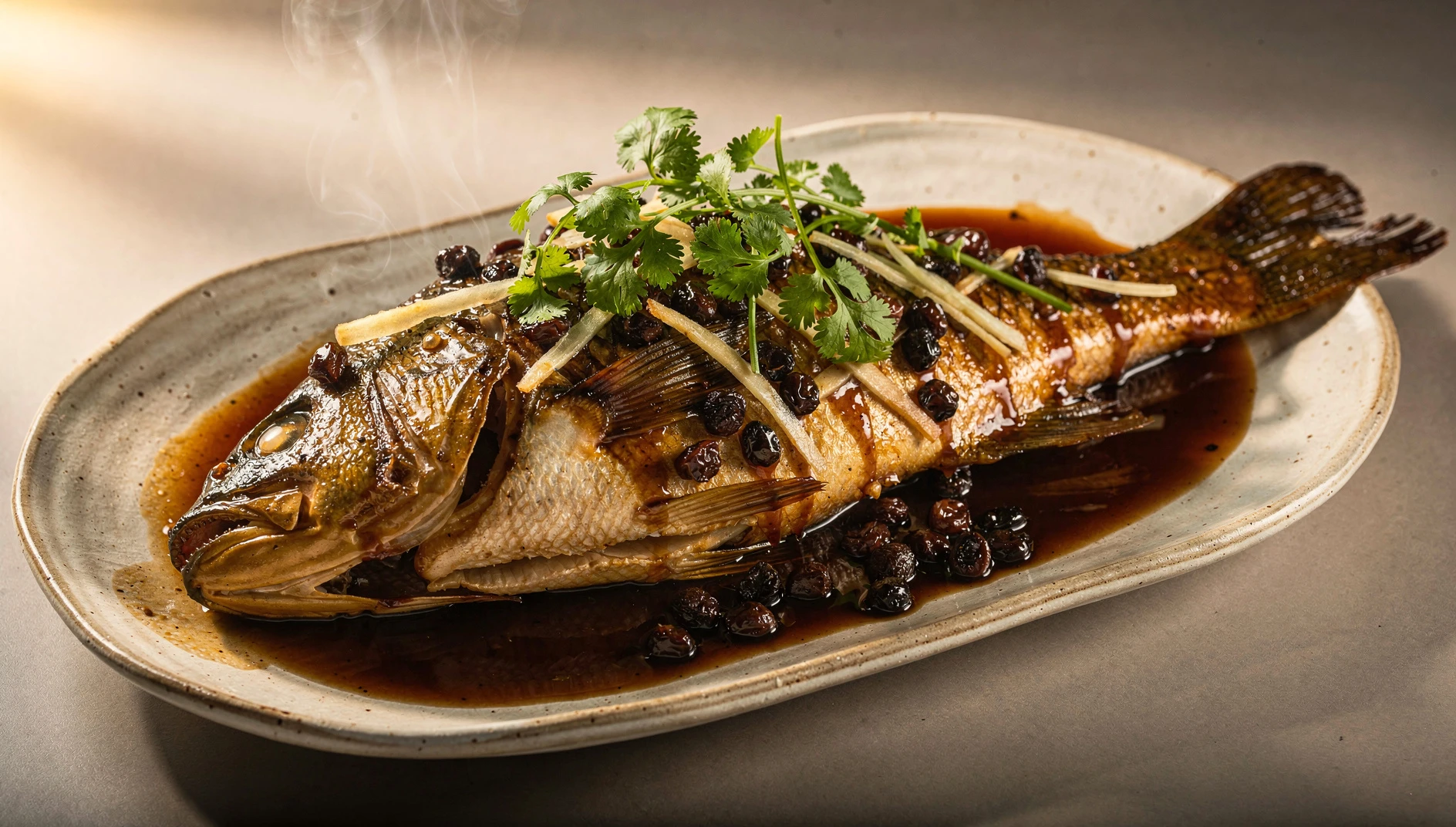 Pescado mandarina braseado al estilo Anhui con salsa oscura, frijoles negros fermentados y cilantro fresco en plato de cerámica