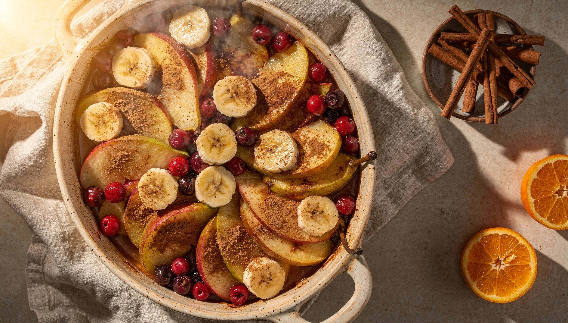 Fuente de horno con manzanas, peras y frutos rojos asados con canela sin azúcar