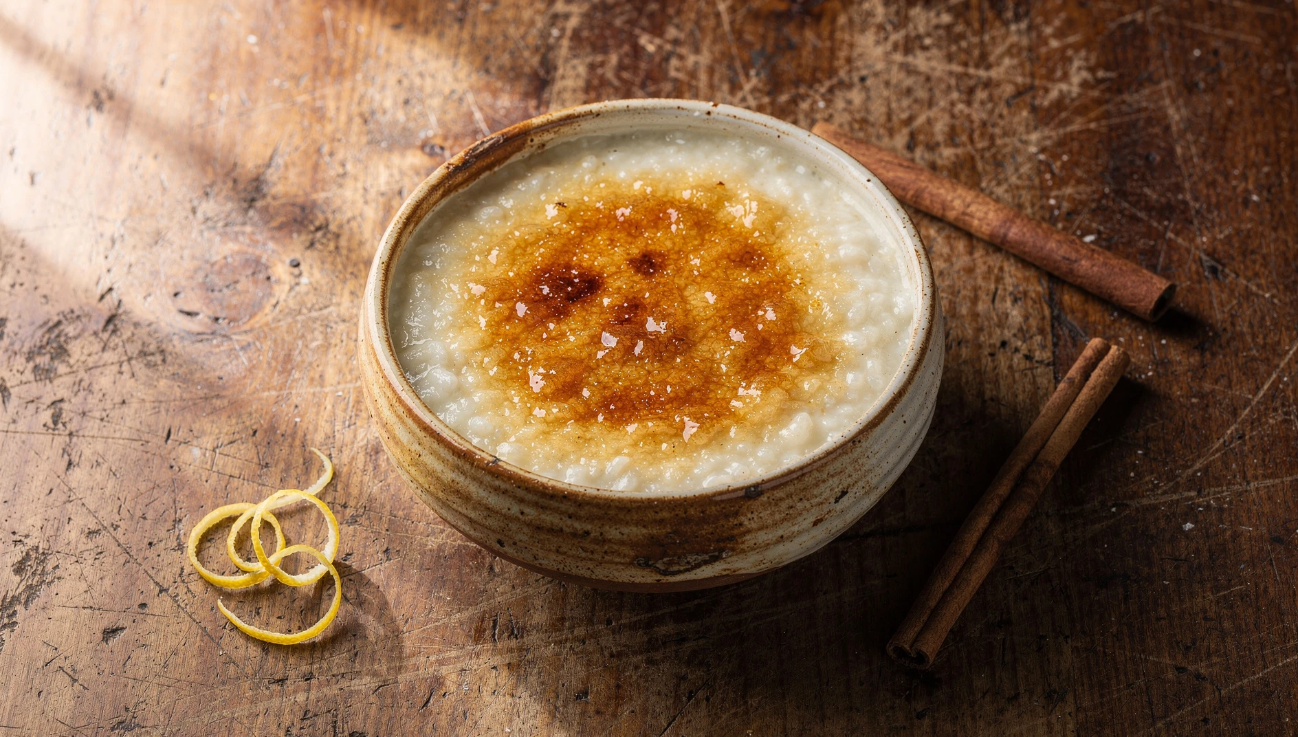 Bol de arroz con leche asturiano con costra de azúcar caramelizado y canela