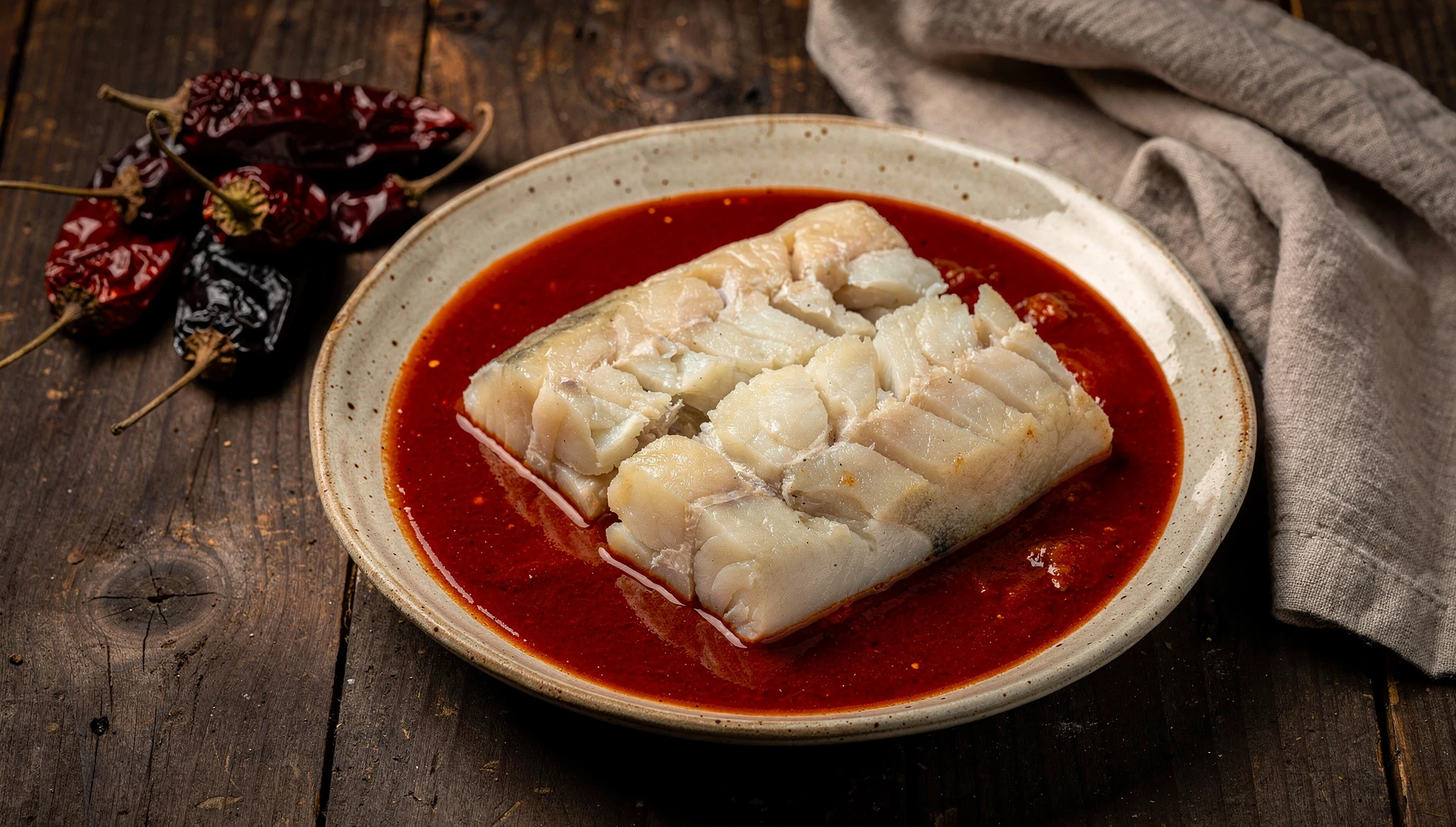 Lomos de bacalao a la vizcaína en salsa roja de pimientos choriceros servidos en cazuela de barro