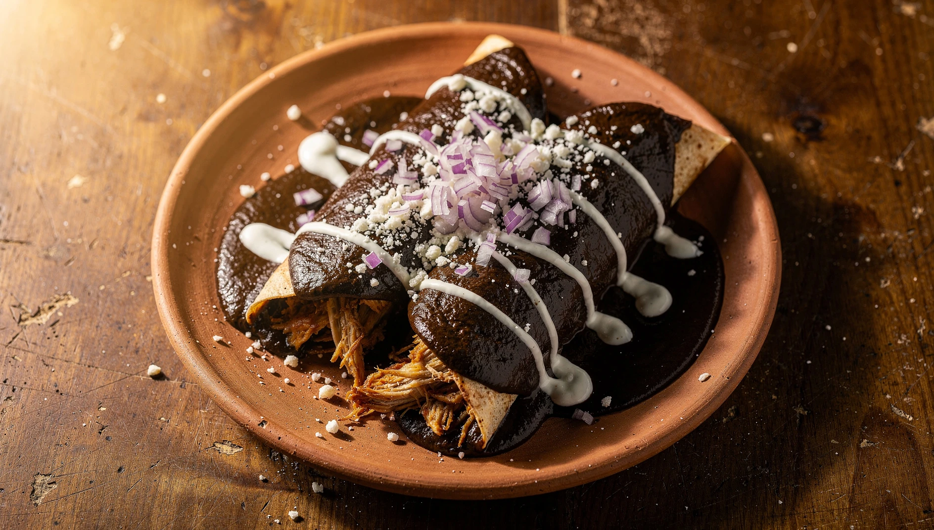 Enchiladas de mole negro oaxaqueñas servidas en plato de barro con queso fresco y cebolla morada