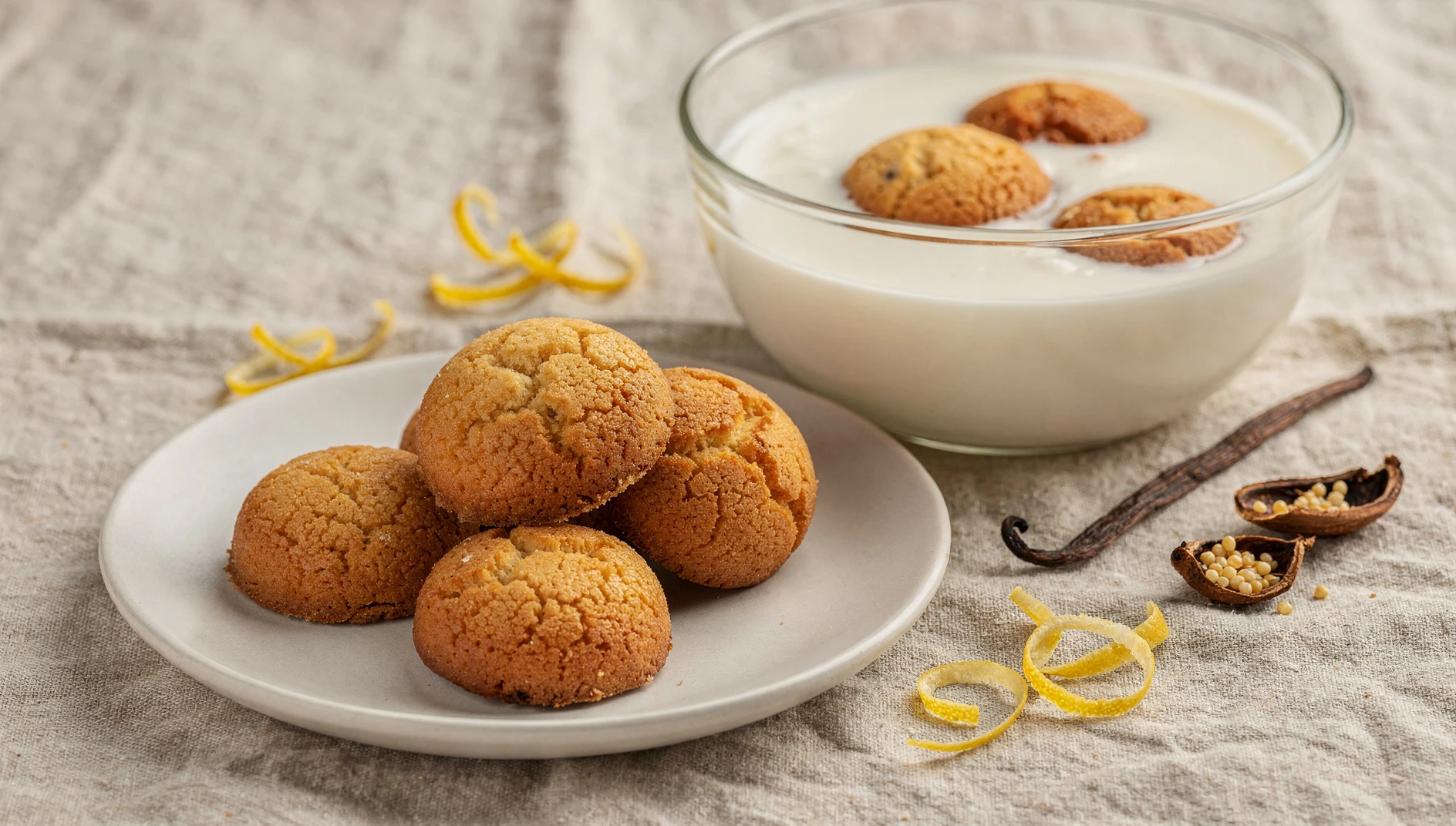 Galletas kammerjunkere crujientes servidas junto a un bol de koldskål con limón y vainilla