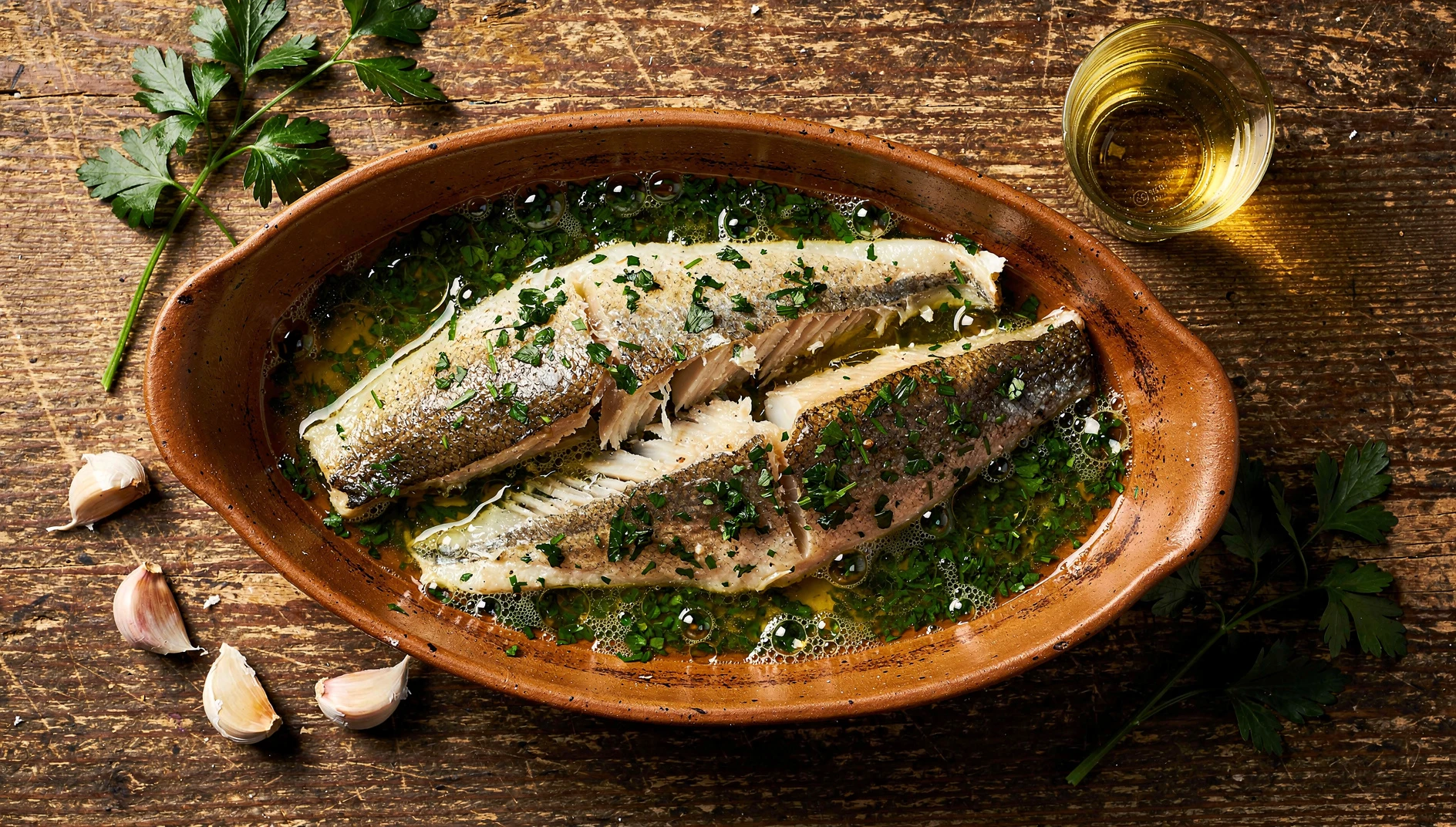 Lomos de merluza en salsa verde en cazuela de barro con perejil fresco y ajo