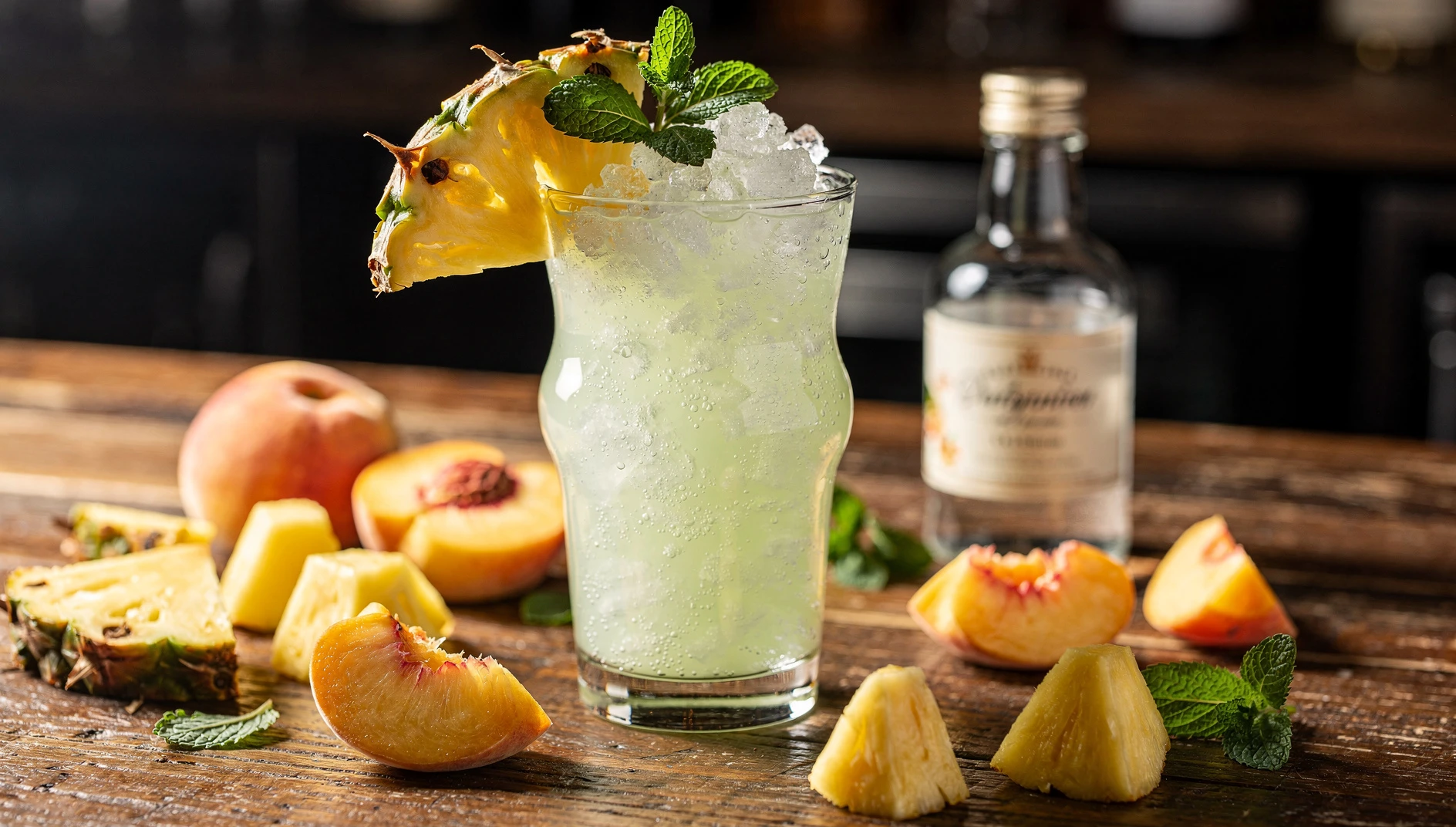 Cóctel Missionary's Downfall servido en vaso huracán con hielo picado, rodaja de piña y ramita de menta fresca
