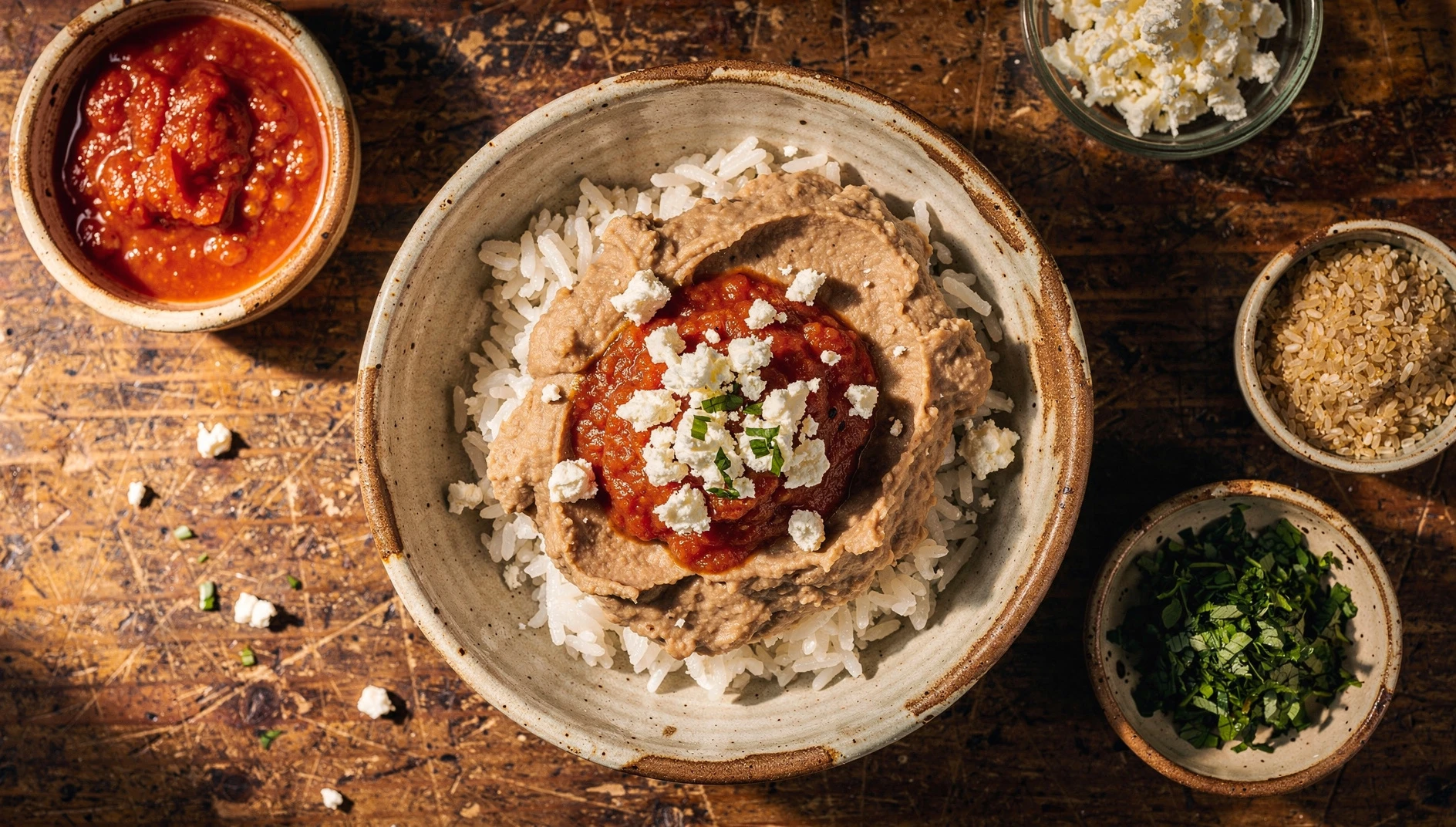 Plato de morisqueta michoacana con arroz blanco, frijoles cremosos y salsa roja servido en cazuela de barro