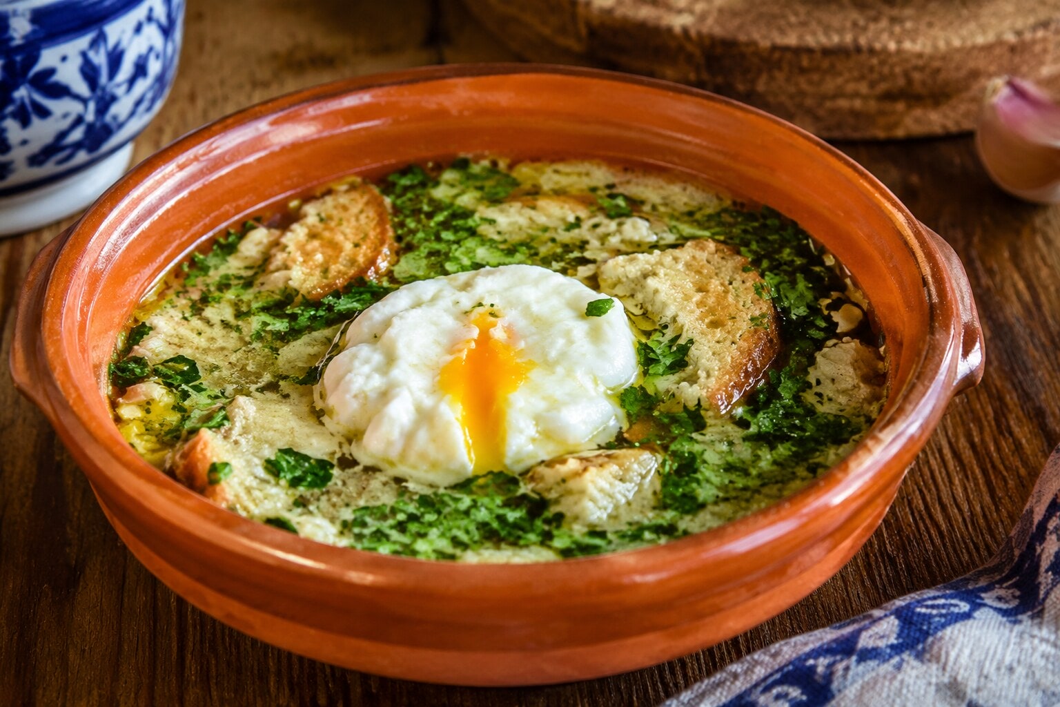 Açorda alentejana, especialidad tradicional de la gastronomía portuguesa