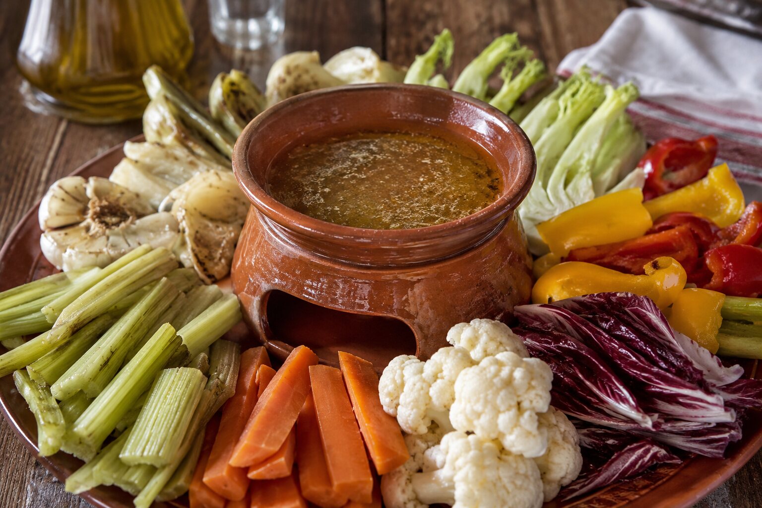 Bagna cauda piamontesa con salsa de anchoas y verduras