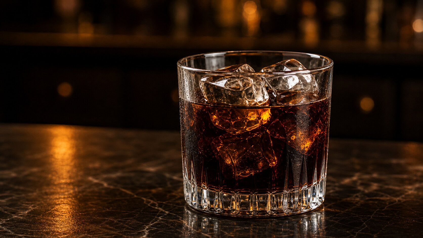 Black Russian con vodka, licor de café y hielo