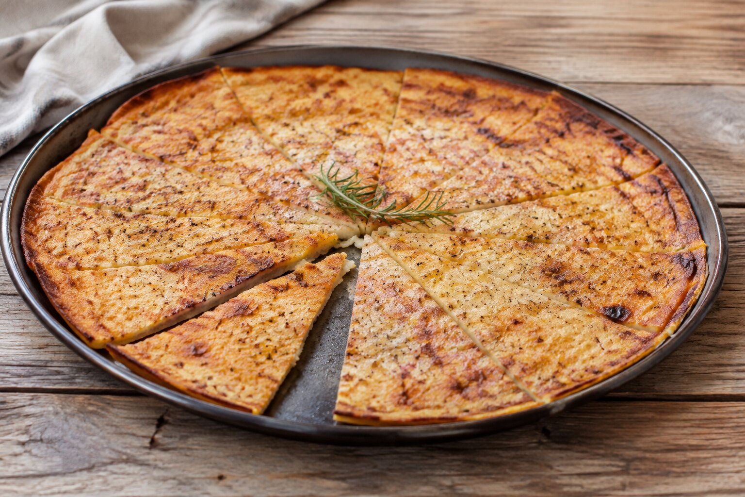 Farinata genovese dorada de harina de garbanzos