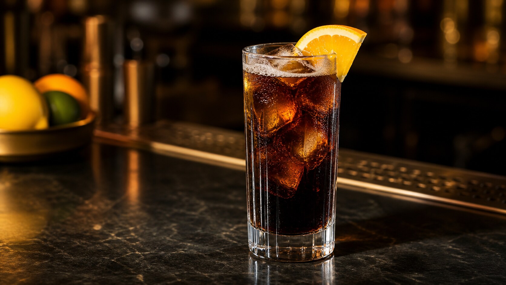Fernandito argentino con fernet, cola, hielo y naranja