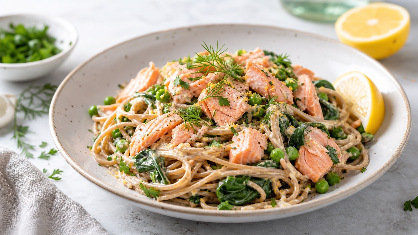 Plato de pasta de salmón saludable listo para disfrutar