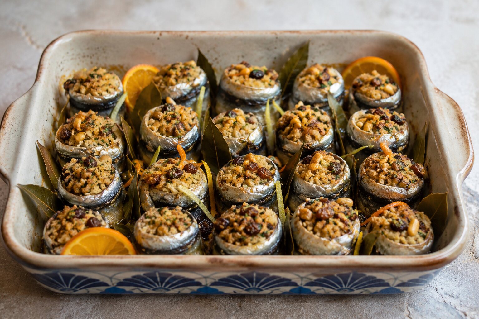 Sardinas sicilianas rellenas con pan, pasas y piñones