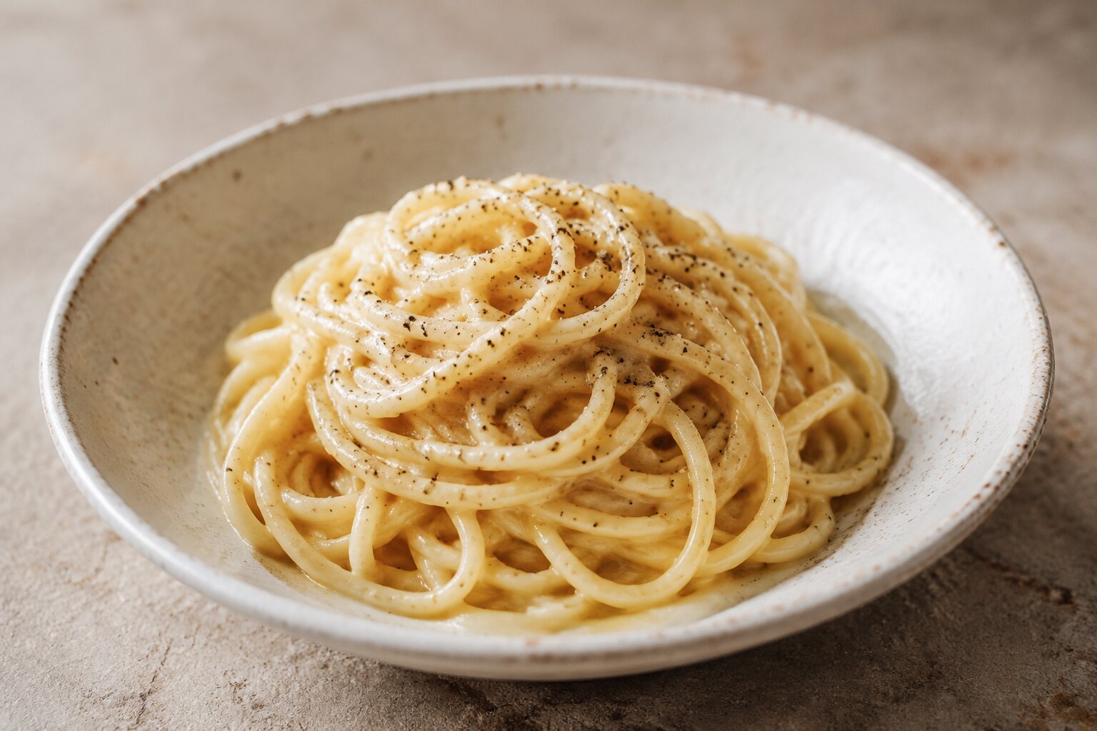 Spaghetti cacio e pepe con pecorino y pimienta negra